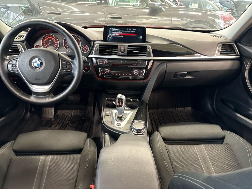 BMW 330 2016 Punainen