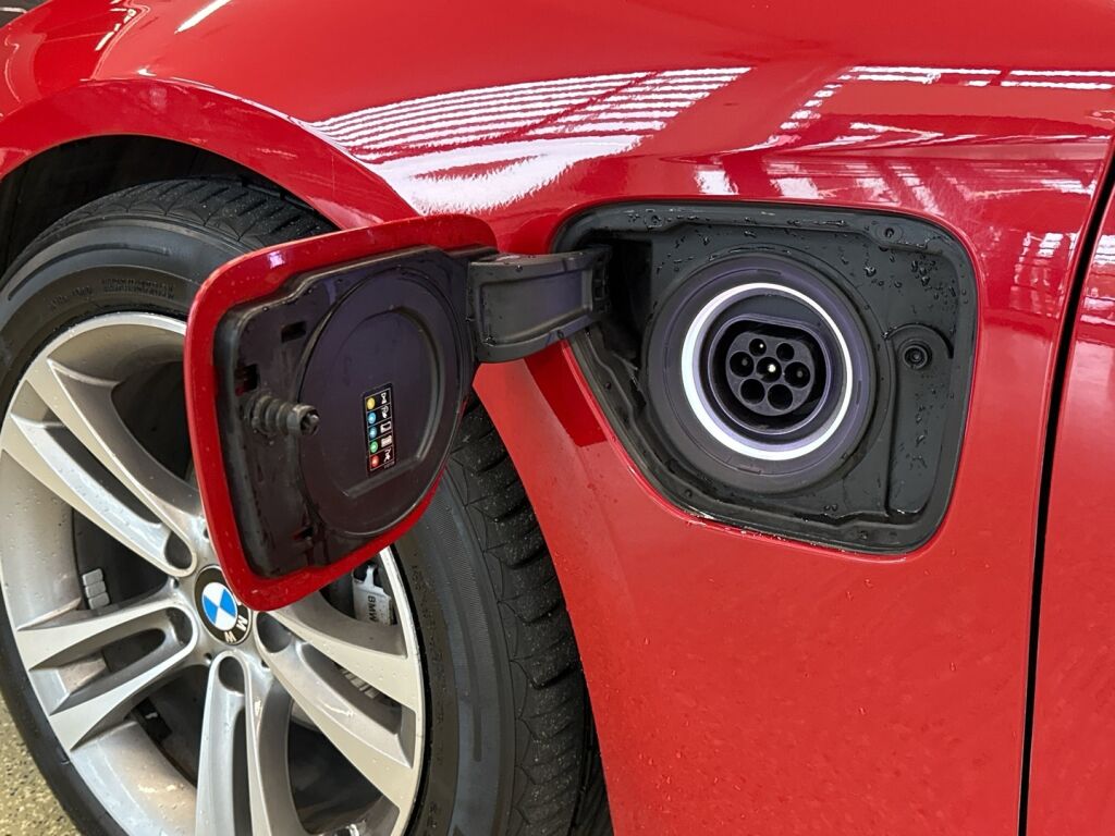 BMW 330 2016 Punainen