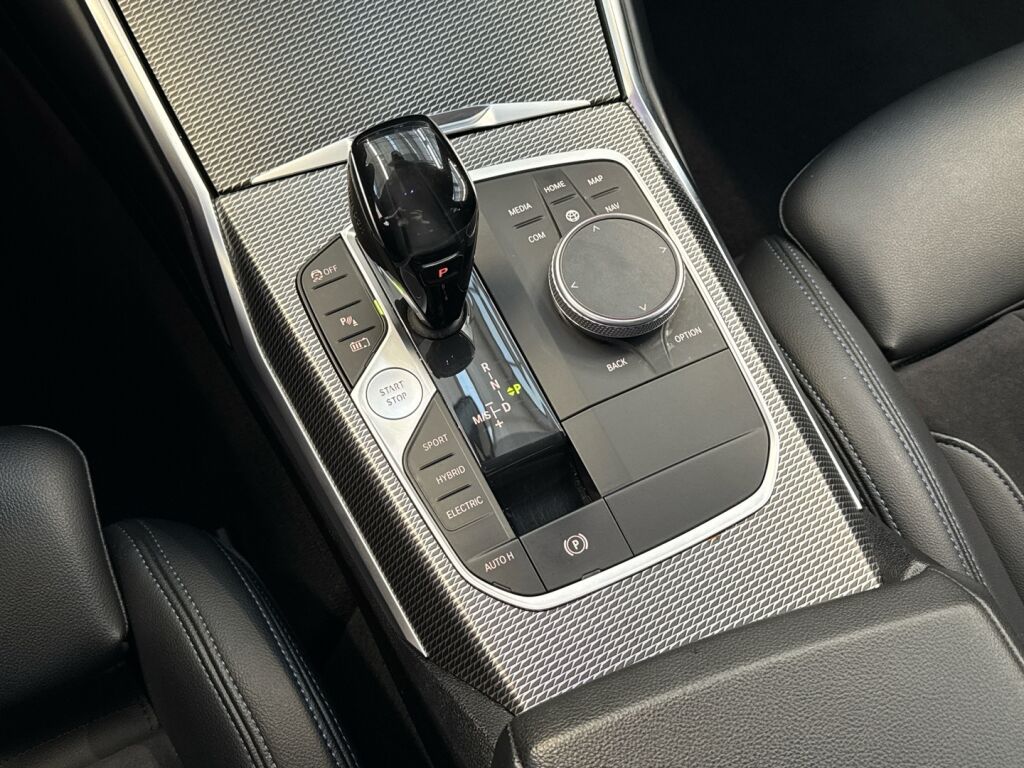 BMW 330 2020 Oranssi