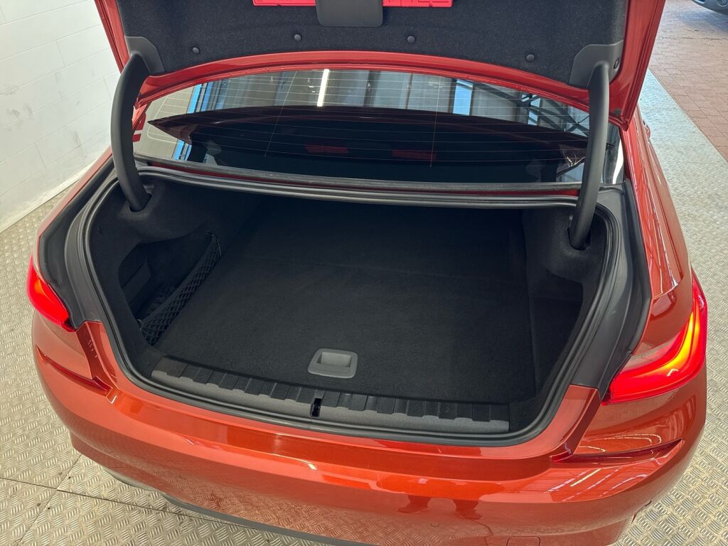 BMW 330 2020 Oranssi