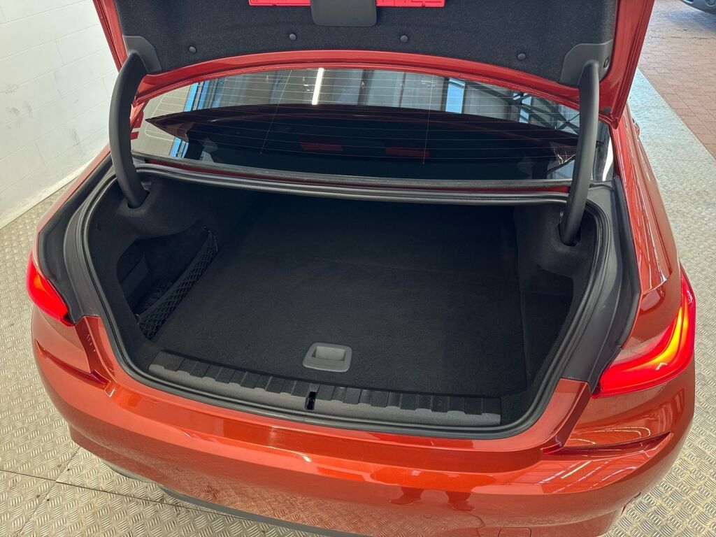 BMW 330 2020 Oranssi