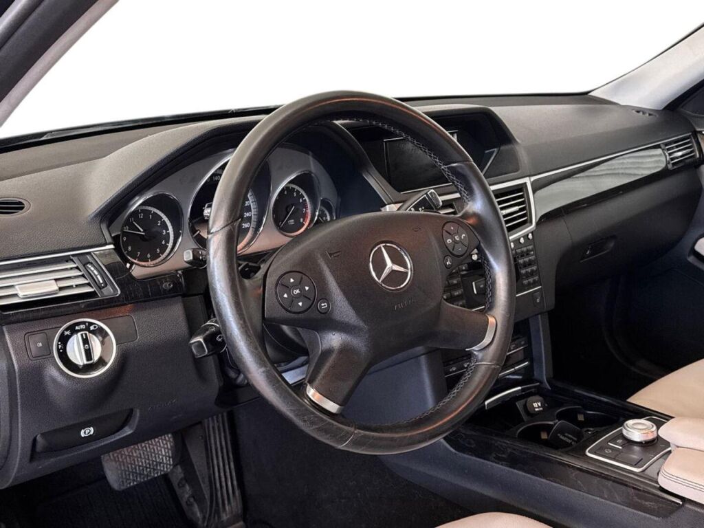 Mercedes-Benz E 2011 Sininen