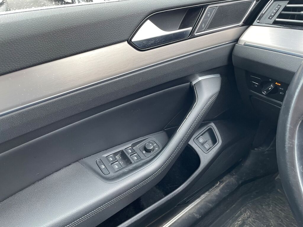 Volkswagen Passat 2019 Valkoinen