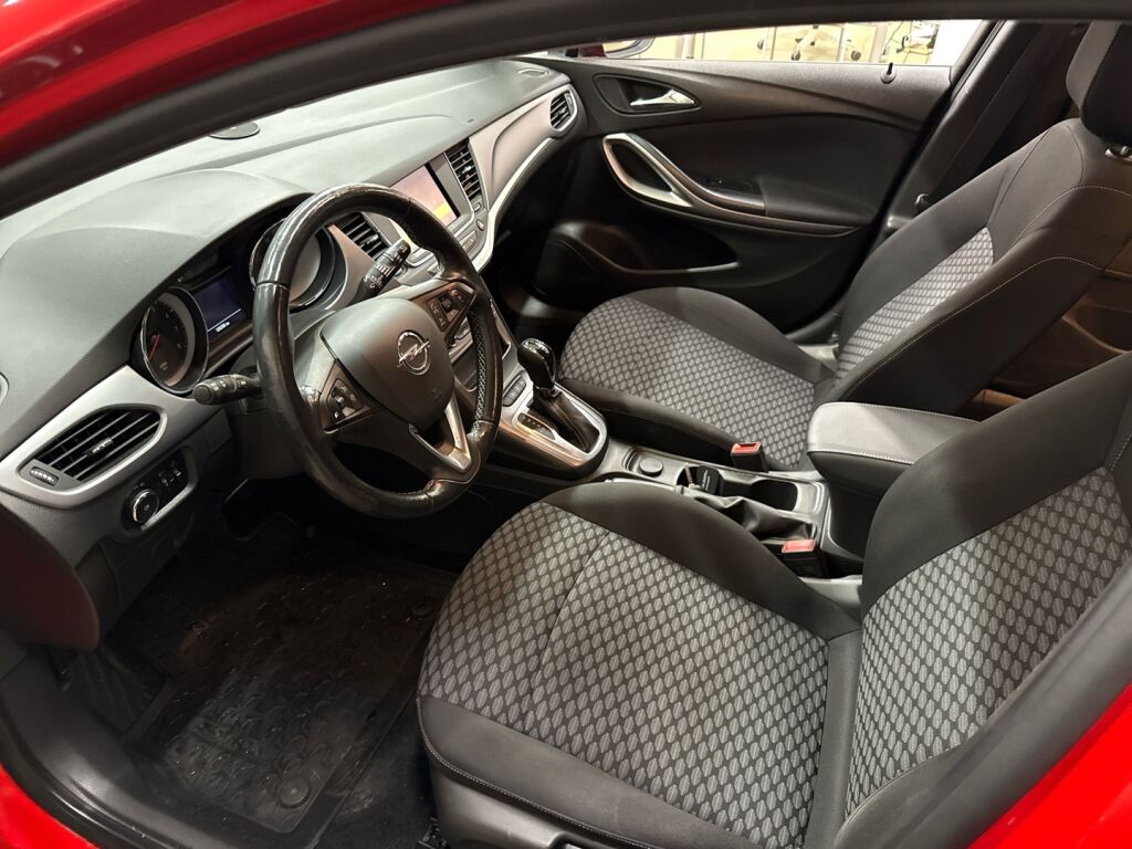 Opel Astra 2020 Punainen