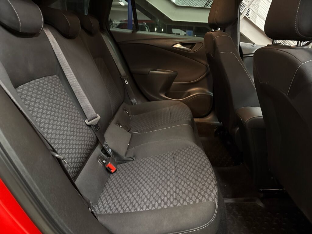 Opel Astra 2020 Punainen