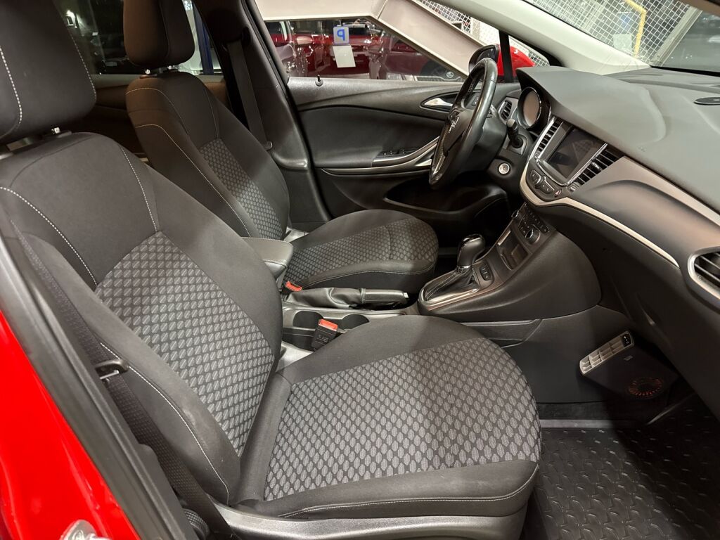 Opel Astra 2020 Punainen