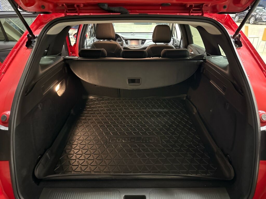 Opel Astra 2020 Punainen