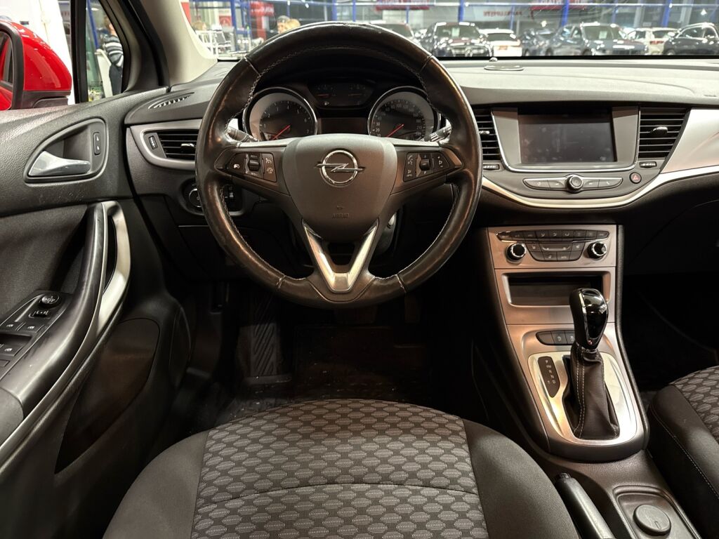 Opel Astra 2020 Punainen