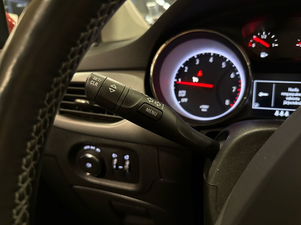 Opel Astra 2020 Punainen