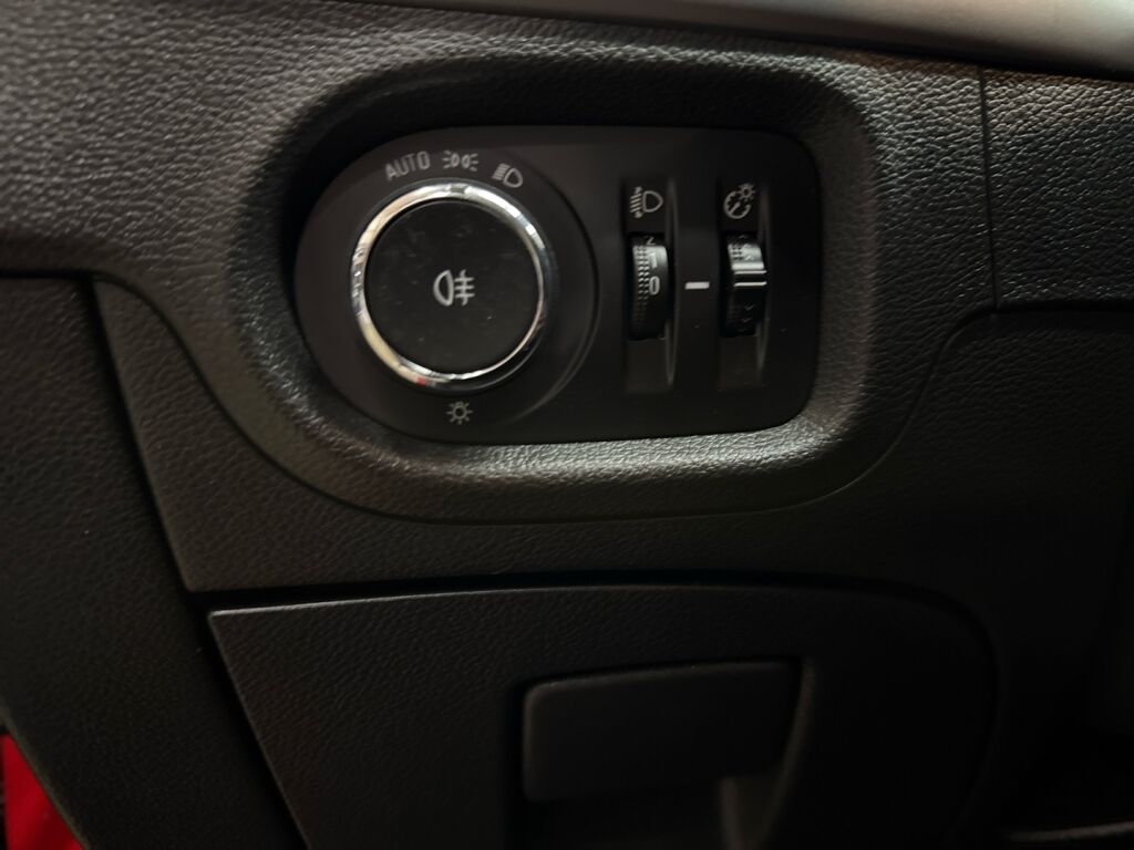 Opel Astra 2020 Punainen