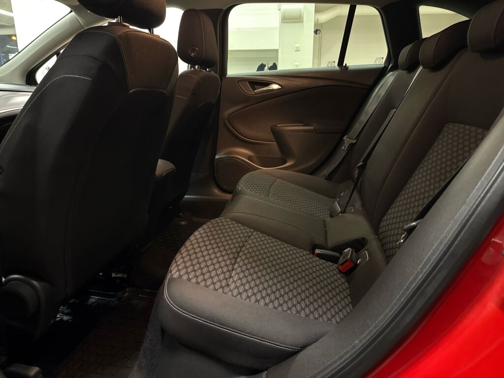 Opel Astra 2020 Punainen