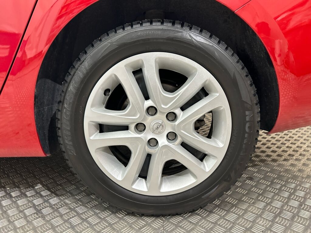 Opel Astra 2021 Punainen