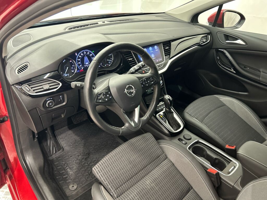 Opel Astra 2021 Punainen