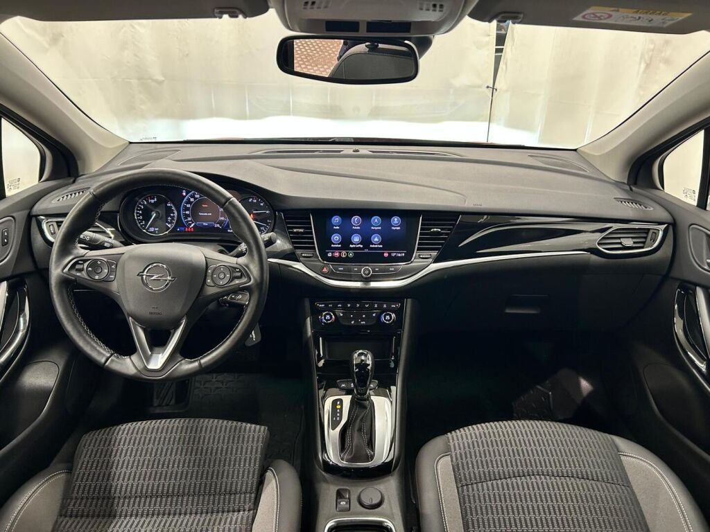 Opel Astra 2021 Punainen
