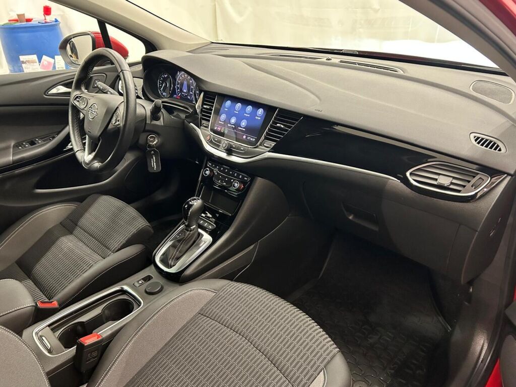 Opel Astra 2021 Punainen