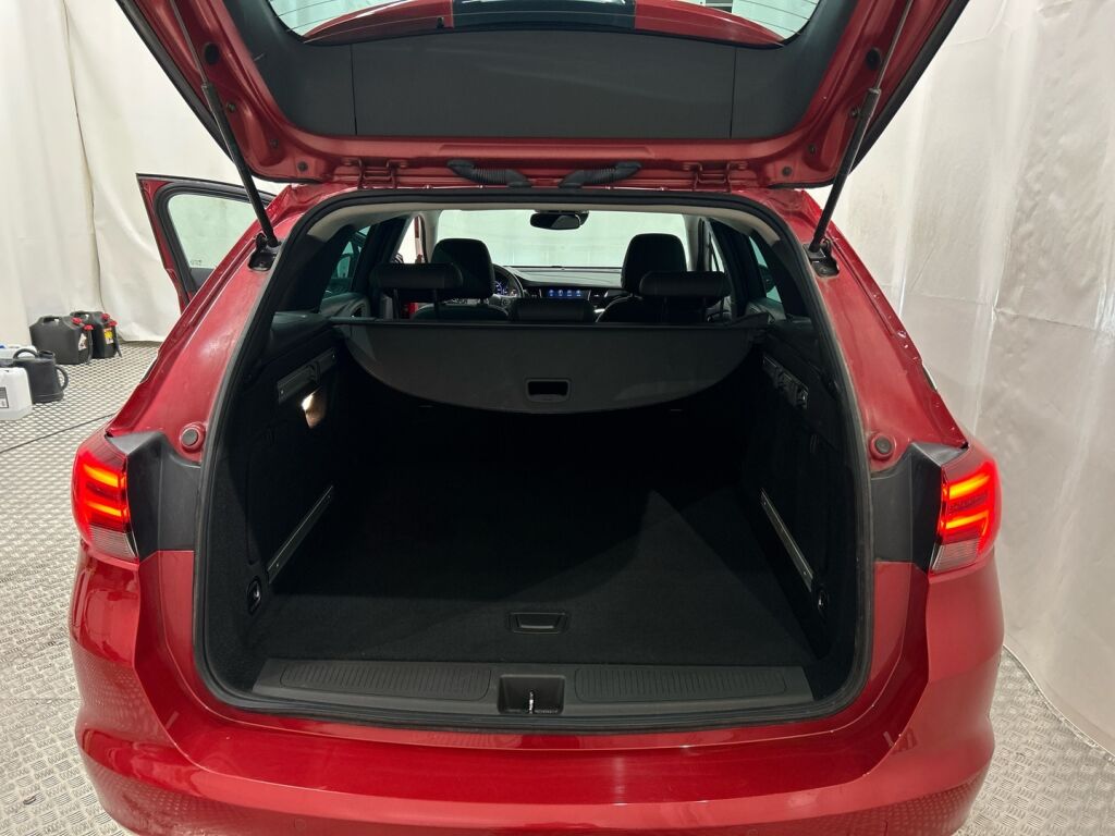 Opel Astra 2021 Punainen