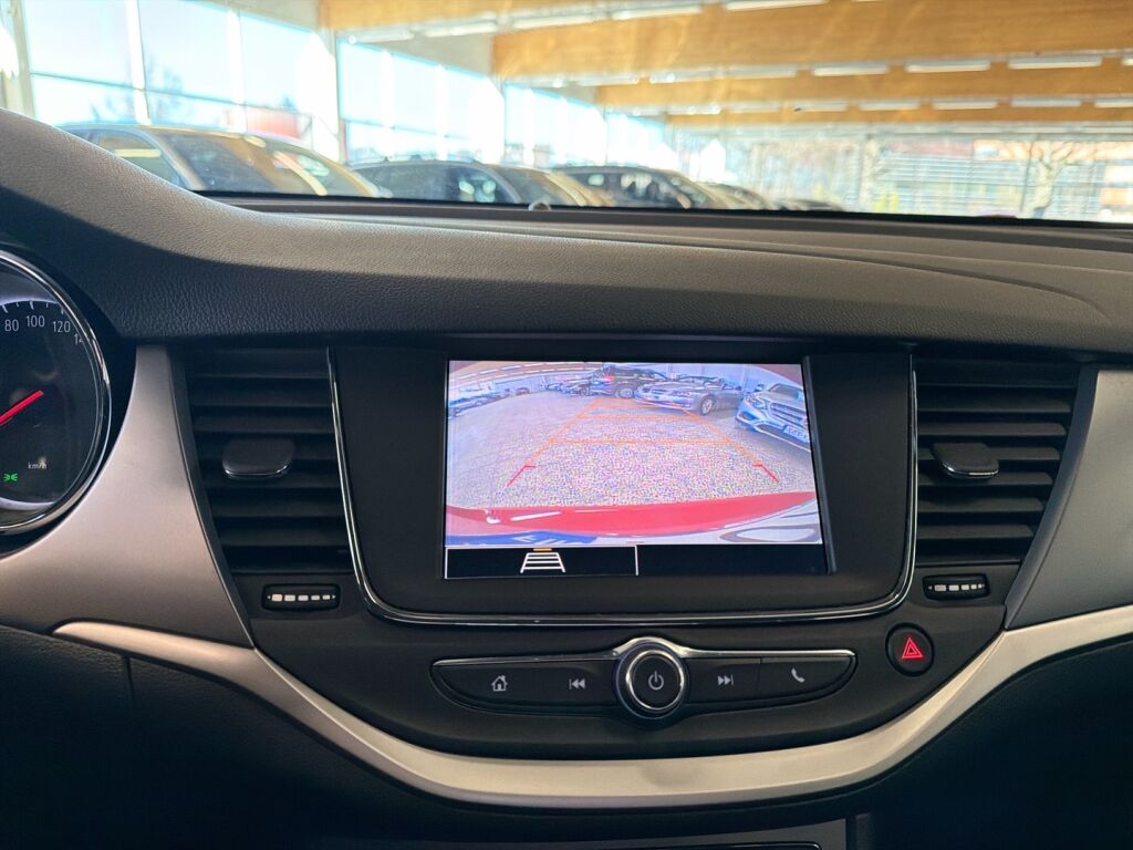 Opel Astra 2020 Punainen