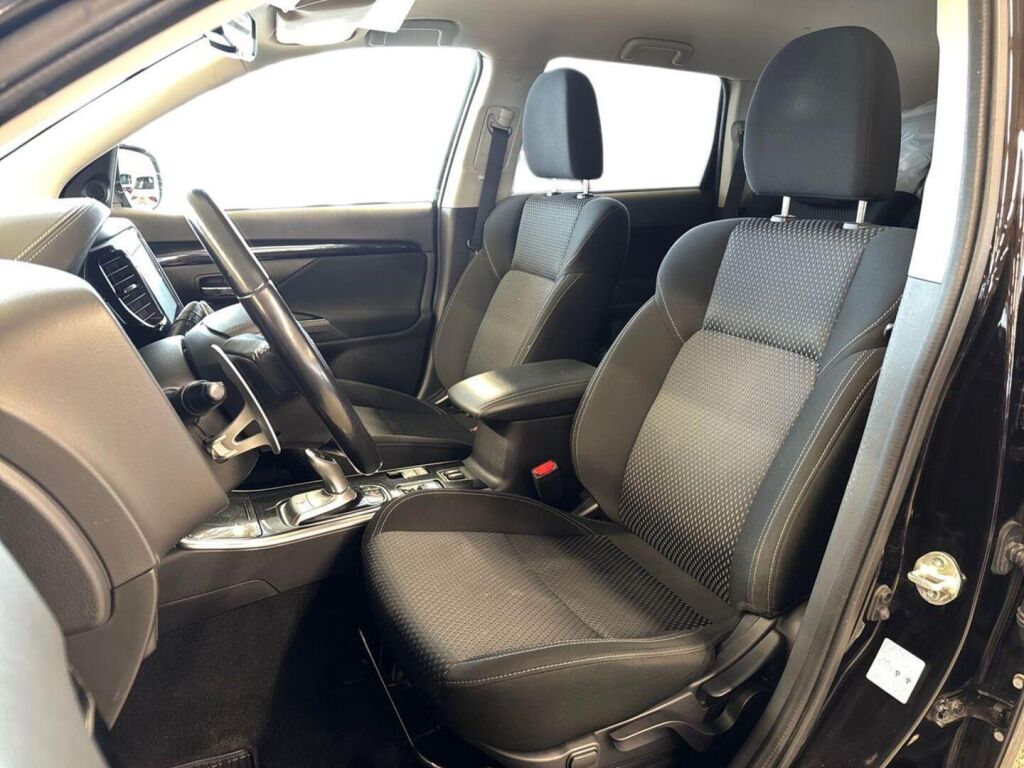 Mitsubishi Outlander PHEV 2021 Musta