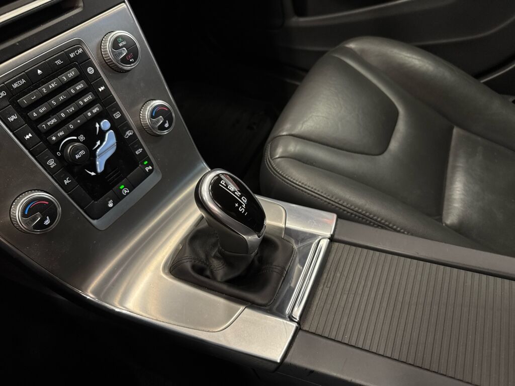 Volvo V60 2015 Musta