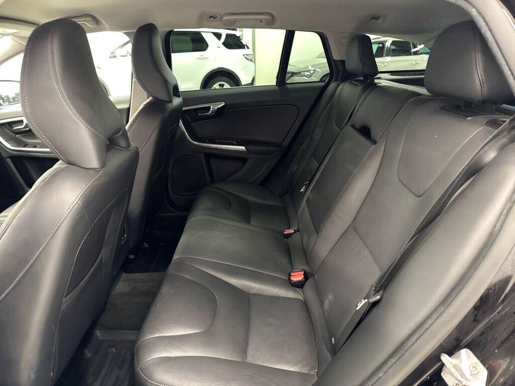 Volvo V60 2015 Musta