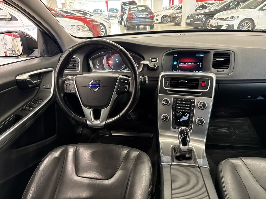 Volvo V60 2015 Musta
