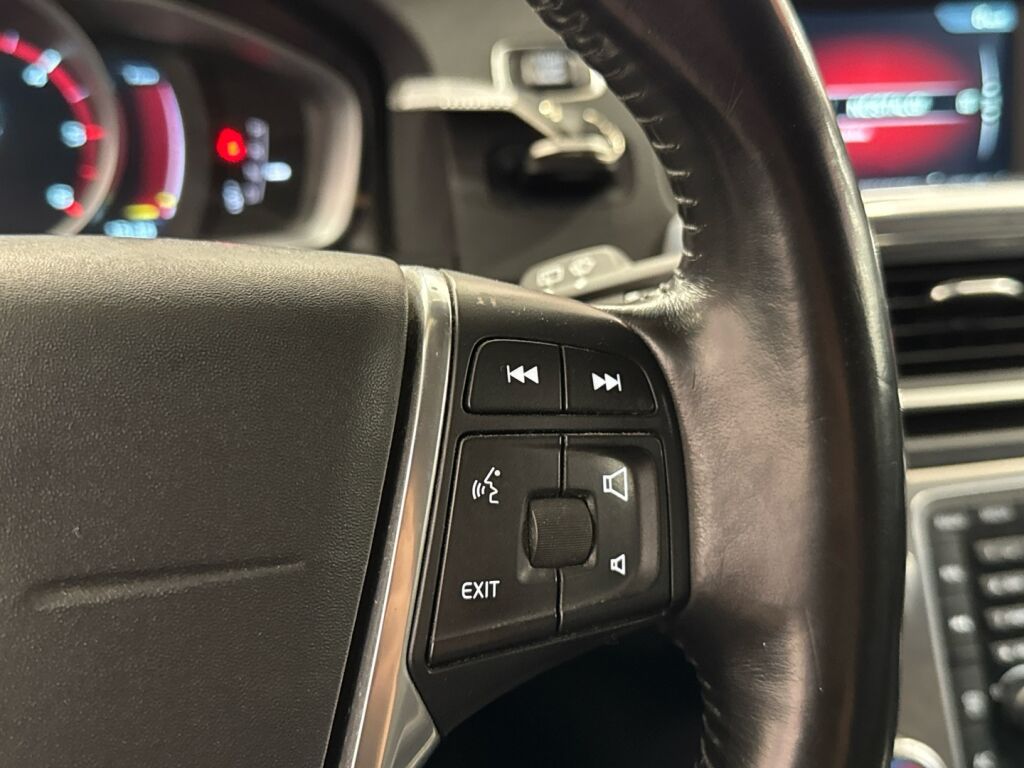 Volvo V60 2015 Musta