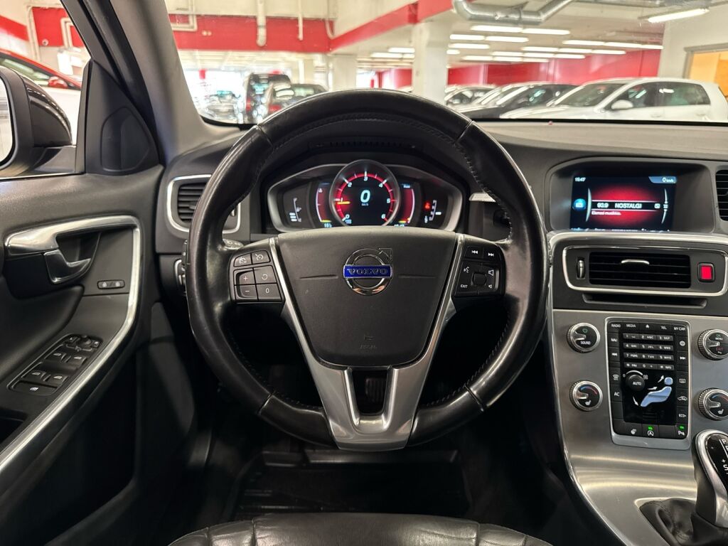 Volvo V60 2015 Musta