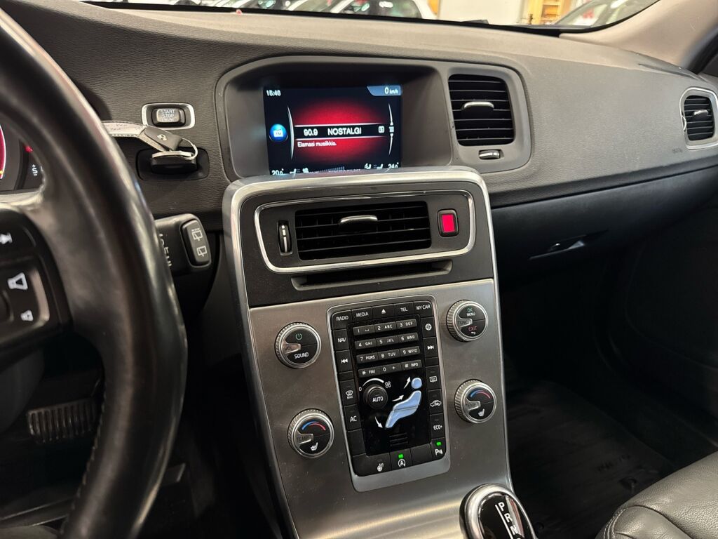 Volvo V60 2015 Musta