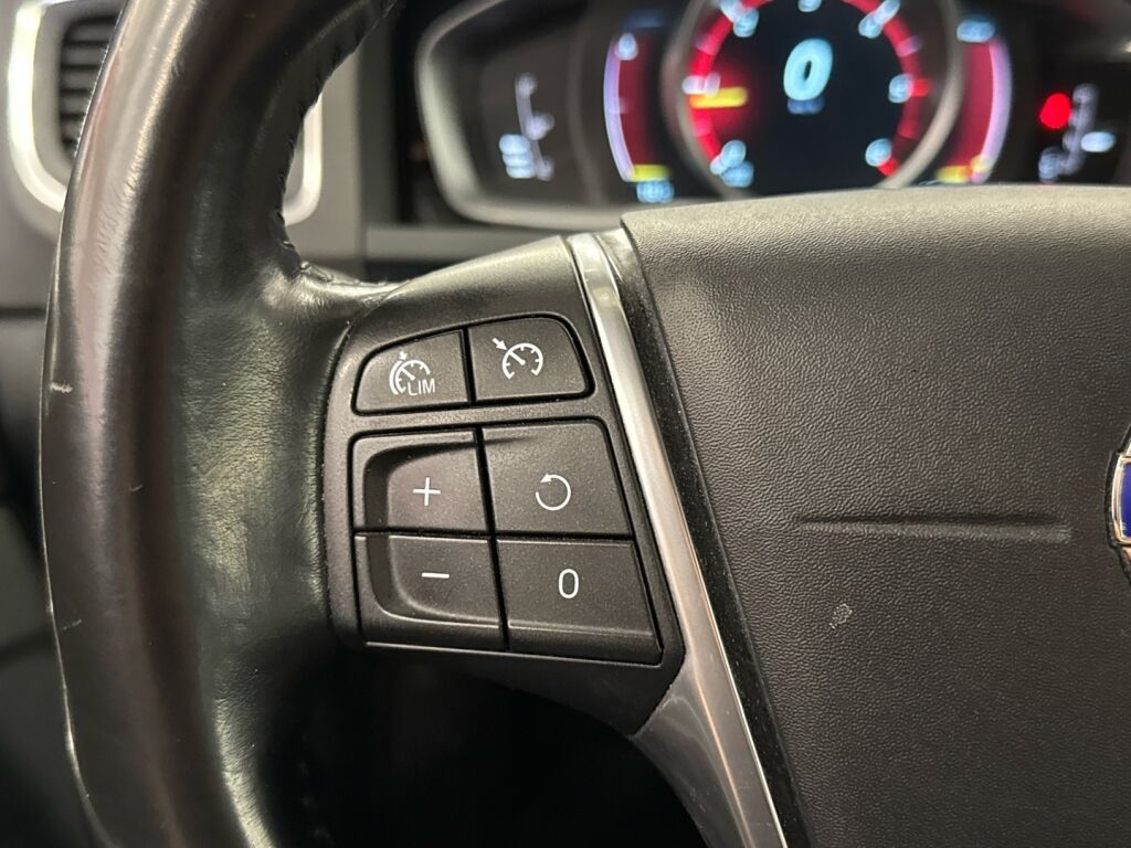 Volvo V60 2015 Musta