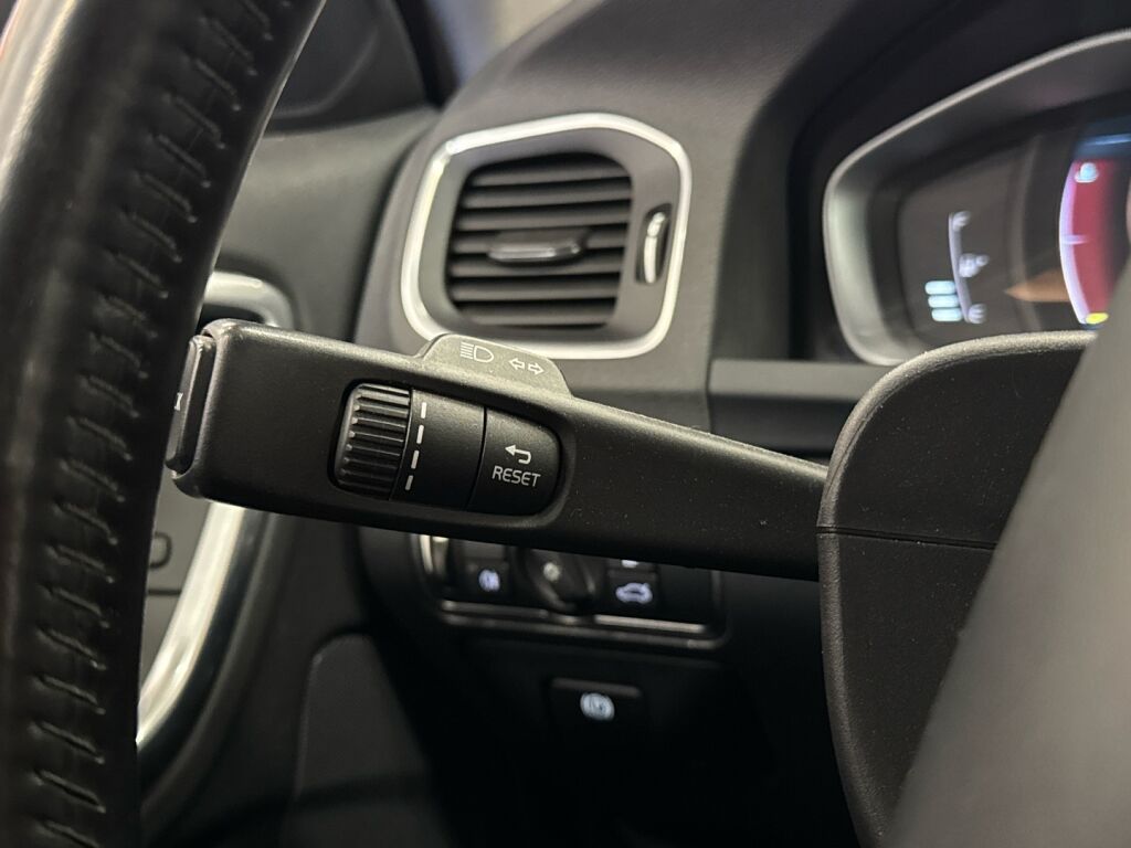 Volvo V60 2015 Musta