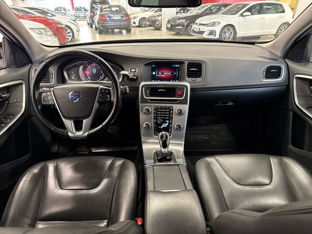 Volvo V60 2015 Musta