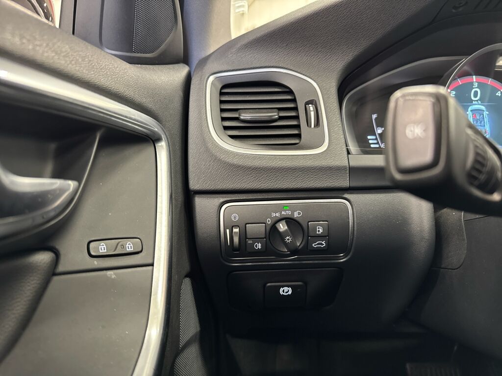 Volvo V60 2015 Musta