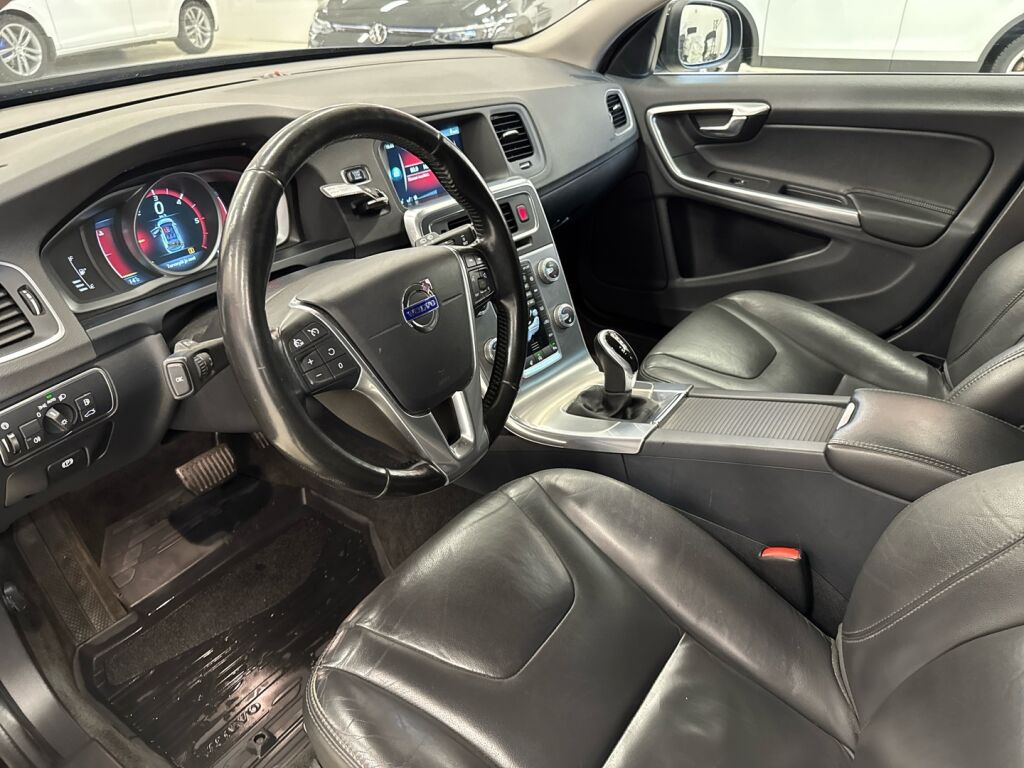 Volvo V60 2015 Musta