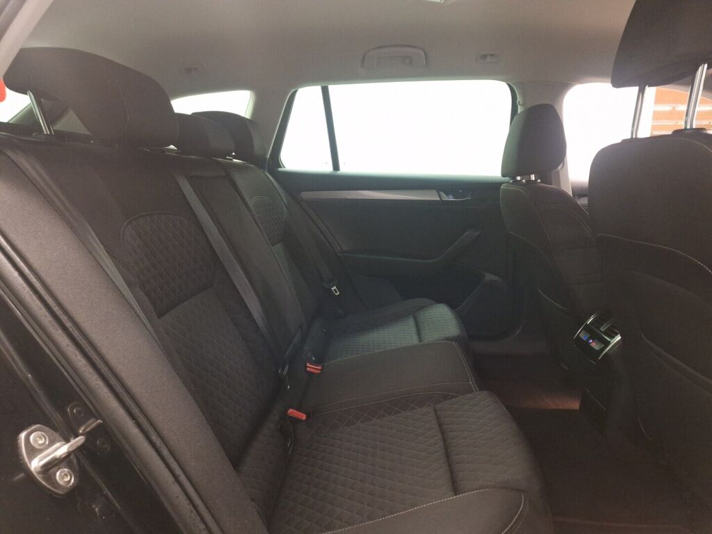 Skoda Superb 2015 Musta