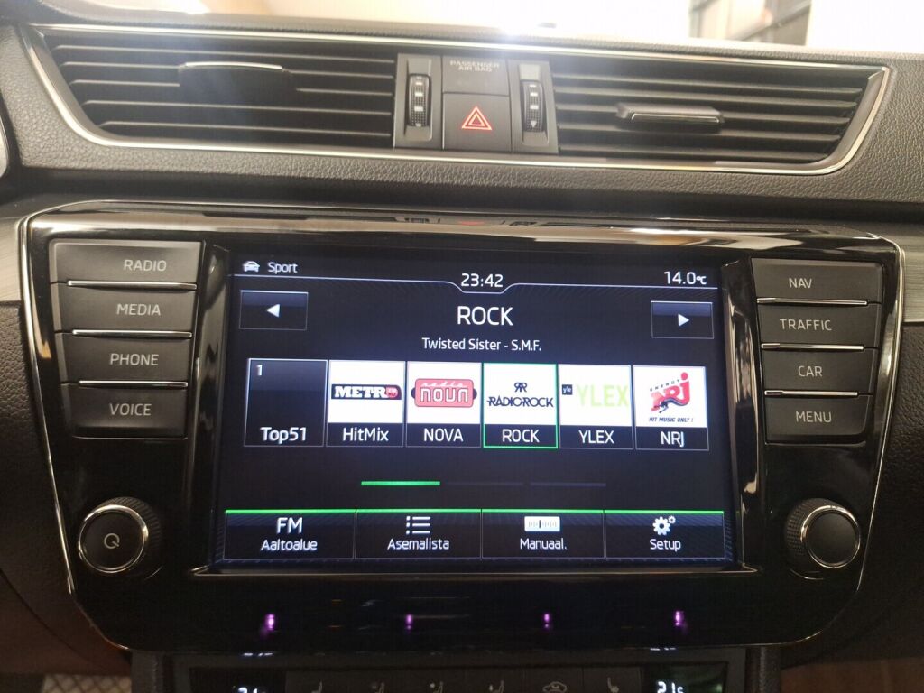 Skoda Superb 2015 Musta