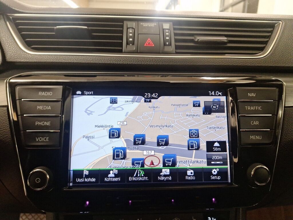 Skoda Superb 2015 Musta