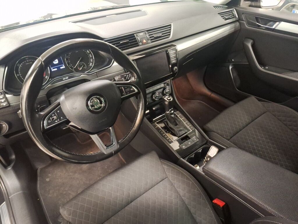 Skoda Superb 2015 Musta