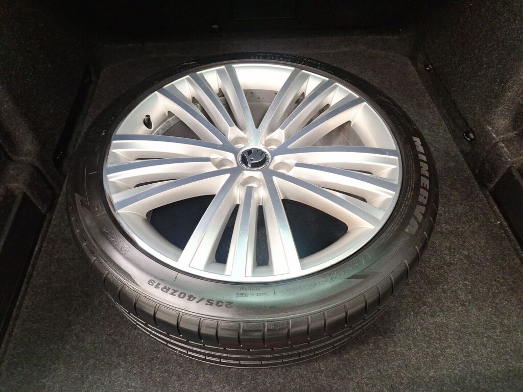 Skoda Superb 2015 Musta