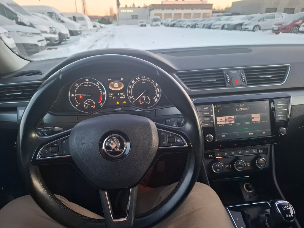 Skoda Superb 2015 Musta