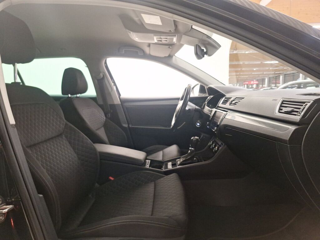 Skoda Superb 2015 Musta