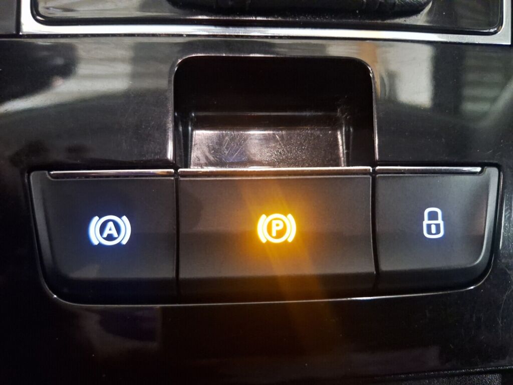 Skoda Superb 2015 Musta