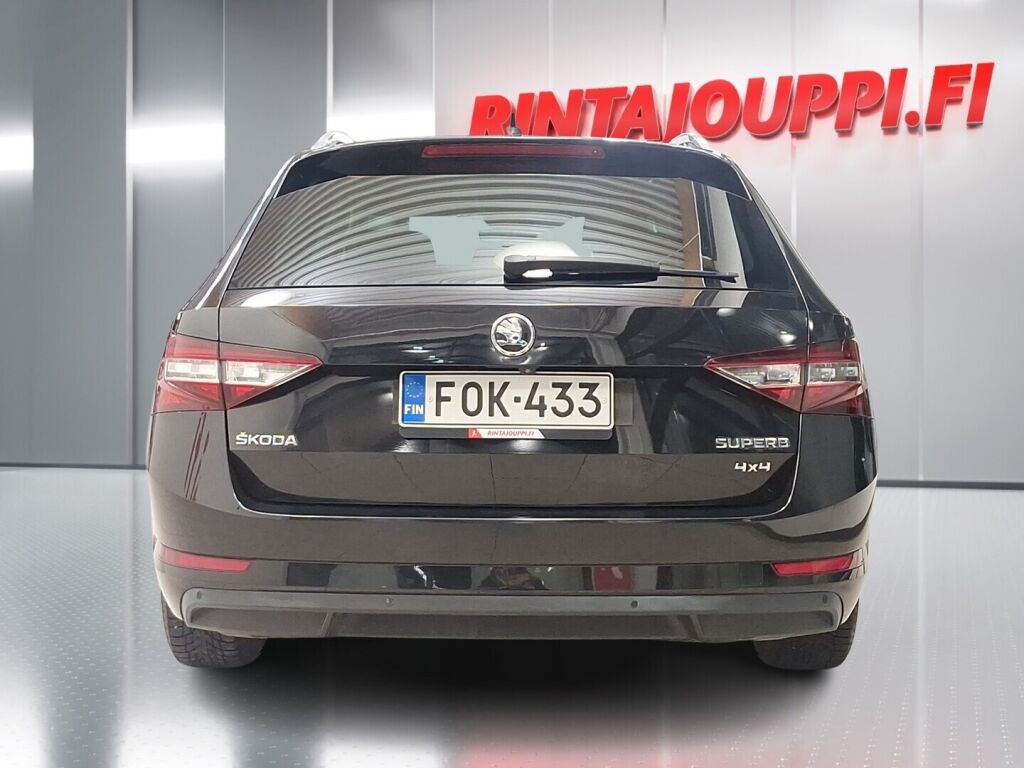 Skoda Superb 2015 Musta