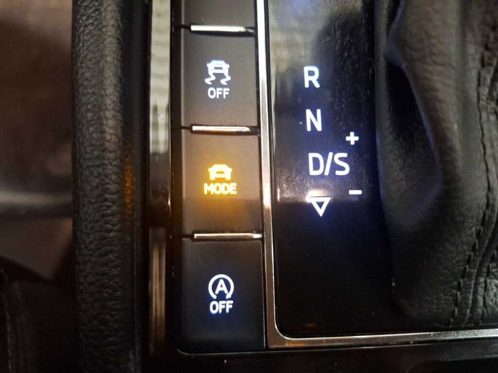 Skoda Superb 2015 Musta