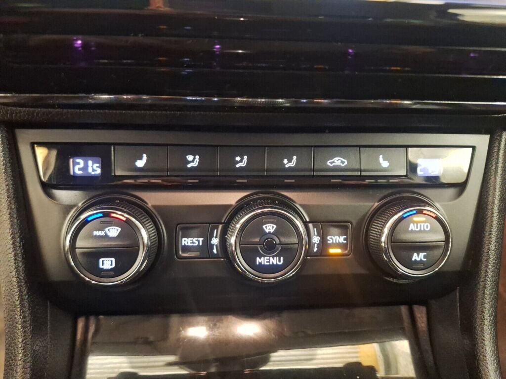 Skoda Superb 2015 Musta