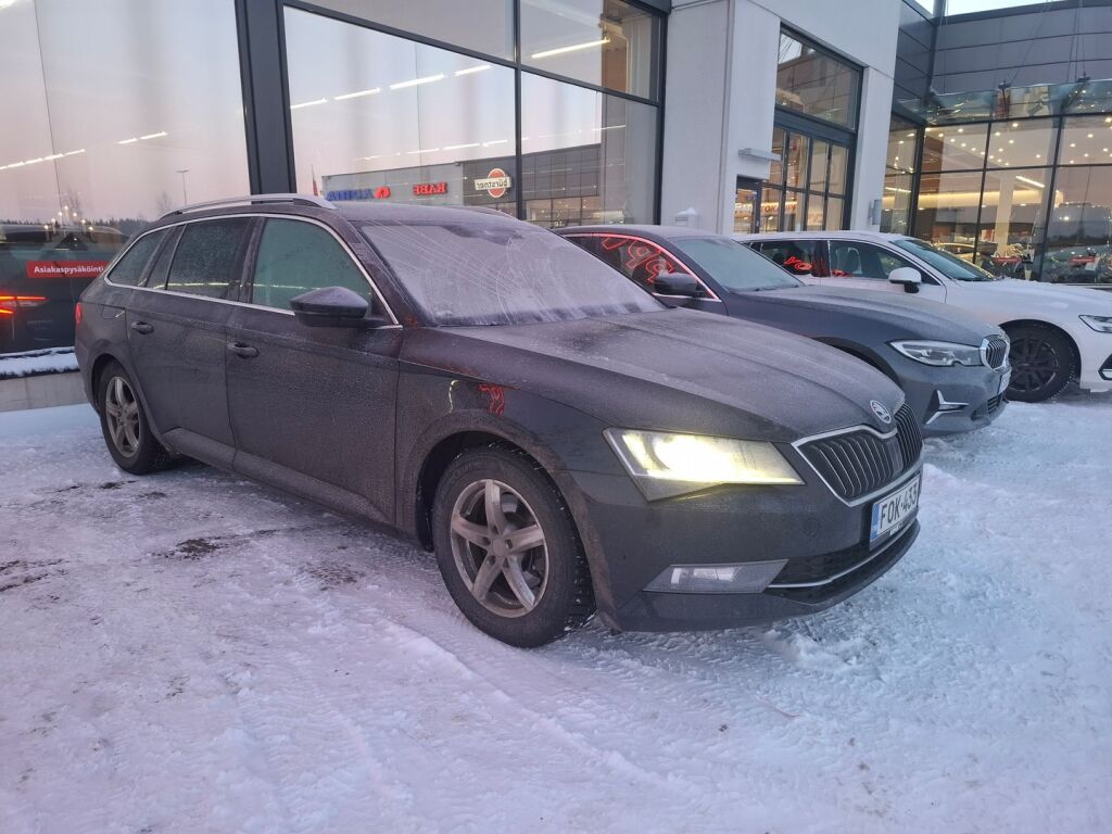 Skoda Superb 2015 Musta