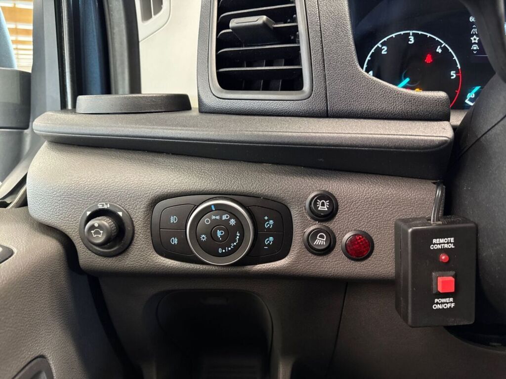 Ford Transit 2021 Sininen