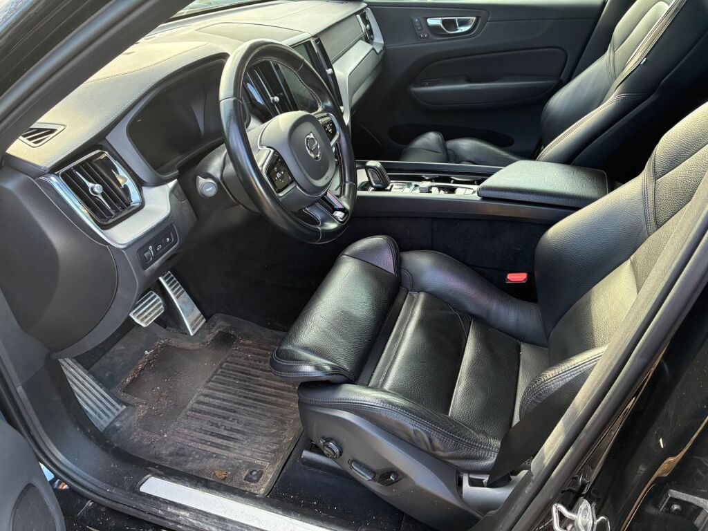 Volvo XC60 2020 Musta