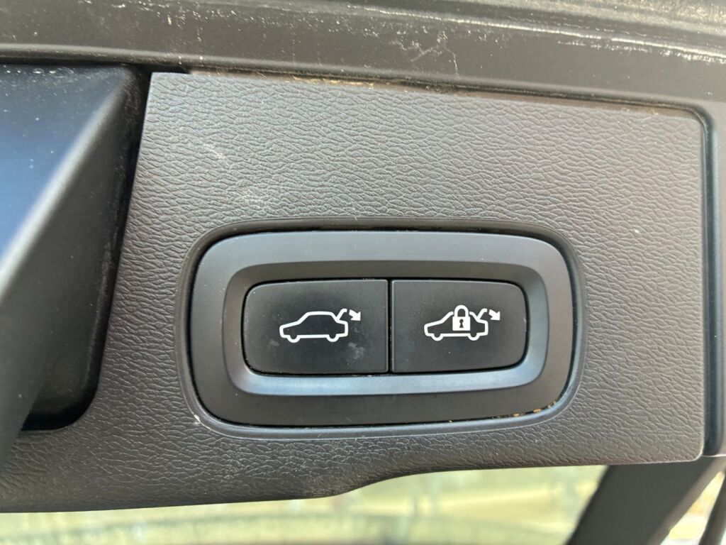 Volvo XC60 2020 Musta