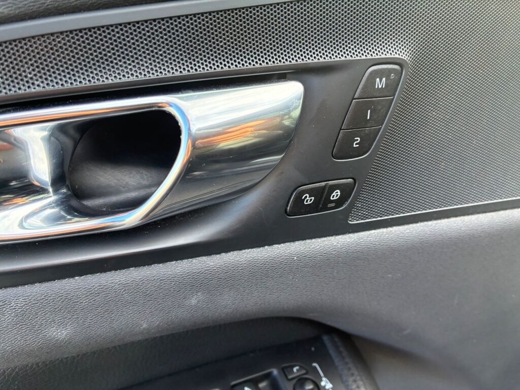 Volvo XC60 2020 Musta