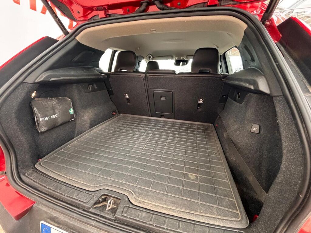 Volvo XC40 2020 Punainen